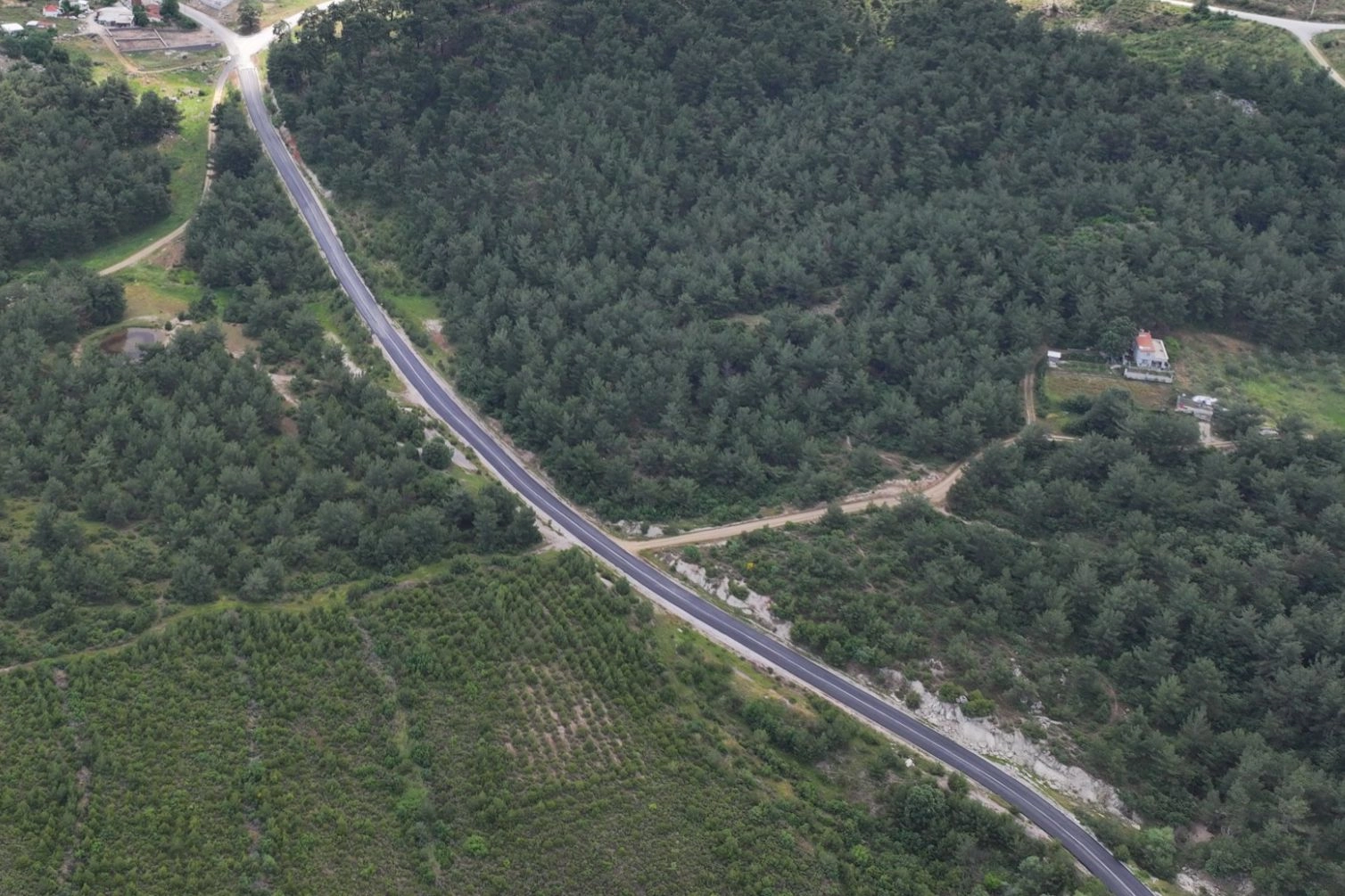 Manisa Büyüksümbüller ve Ortaköy arasındaki yol sıcak asfaltla yenilendi.