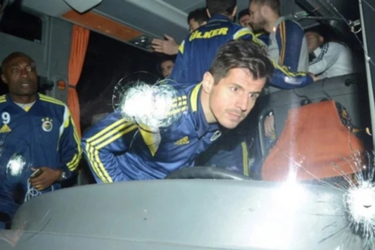 Adalet Bakanı Akın Gürlek, Fenerbahçe otobüsüne saldırı dosyasındaki kanun yararına bozma kararını duyuruyor.