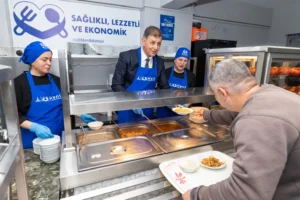 İzmir'de Kent Lokantası'nda 25 liralık menü ile dar gelirli vatandaşlara destek.