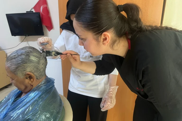 Bursa'da meslek lisesi öğrencileri huzurevi sakinlerine kişisel bakım hizmeti veriyor