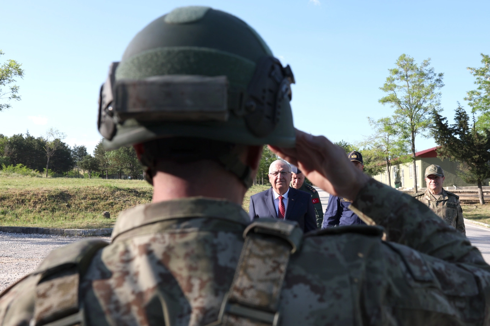 Bakan Yaşar Güler, Kurban Bayramı'nı sınırda görev yapan askerlerle birlikte kutladı.