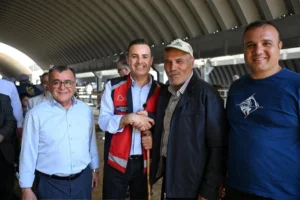 Balıkesir Büyükşehir Belediye Başkanı Ahmet Akın, Kurban Bayramı öncesinde hayvan pazarını ziyaret ederek üreticilerle bayramlaştı.