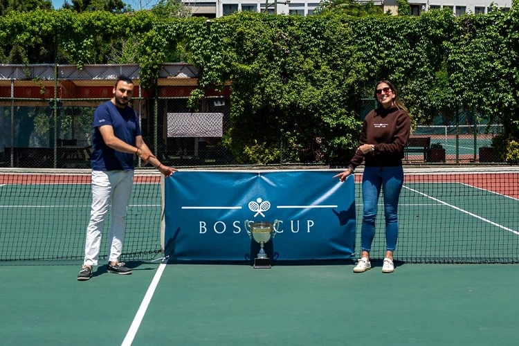 Boss Cup Tenis Turnuvası logosu ve kortta tenis oynayan iş insanları
