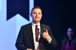 Balıkesir Büyükşehir Belediye Başkanı Ahmet Akın Kurban Bayramı mesajı verirken
