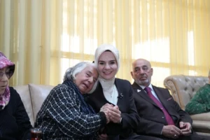 Aile ve Sosyal Hizmetler Bakanı Mahinur Özdemir Göktaş, Kurban Bayramı'nda çocukları, yaşlıları ve şehit ailesini ziyaret etti.