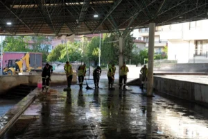 Keçiören Belediyesi ekipleri kurban kesim alanlarını temizliyor