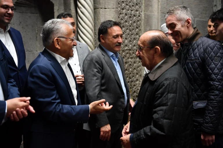 Kayseri Büyükşehir Belediye Başkanı Memduh Büyükkılıç çocuklarla bayramlaşıyor