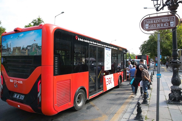 Ankara'da Başkent Kültür Turu otobüsü tarihi bir noktada duruyor.