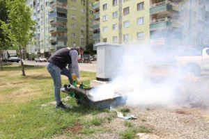 Diyarbakır Büyükşehir Belediyesi ekipleri, 17 ilçede haşerelere karşı mücadele ediyor.