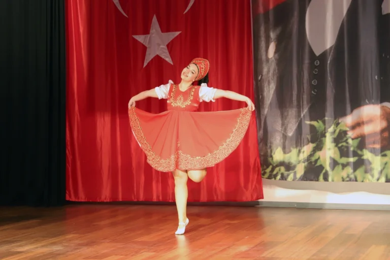 Dokuz Eylül Üniversitesi'nde Rusya Kültür Günü etkinliği kapsamında sahne alan öğrenciler ve katılımcılar