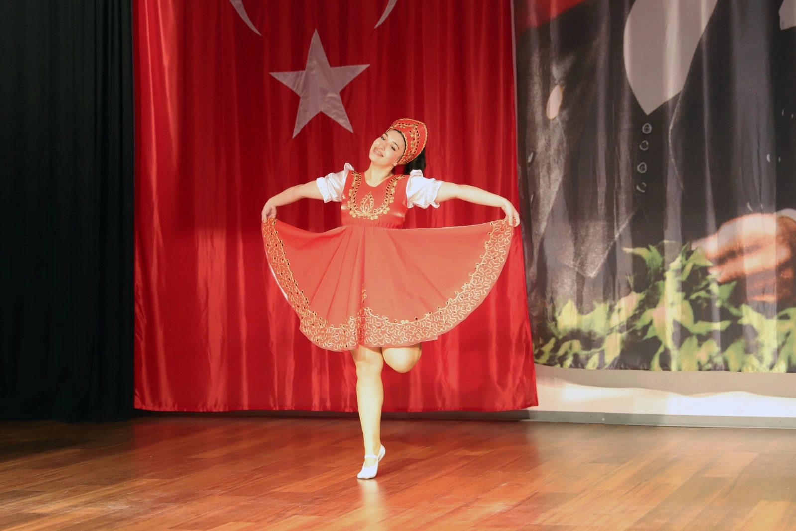 Dokuz Eylül Üniversitesi'nde Rusya Kültür Günü etkinliği kapsamında sahne alan öğrenciler ve katılımcılar