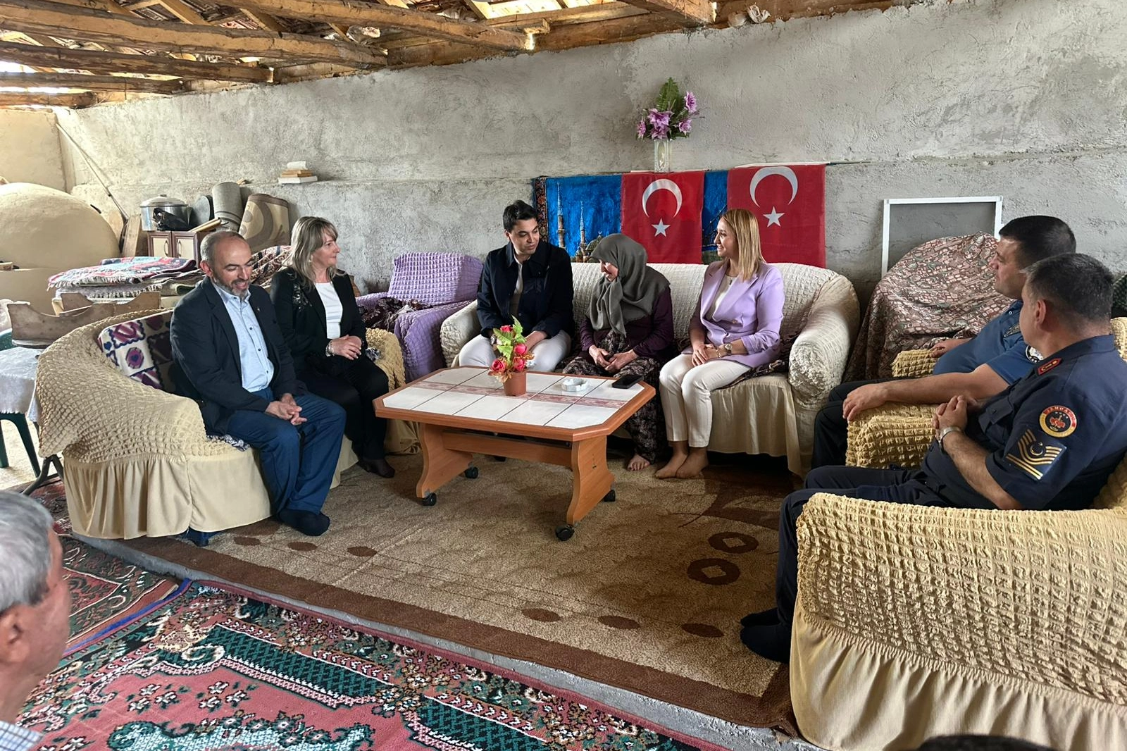 Şehit annesi Refiye Çakır, bayramda protokol üyeleri tarafından ziyaret ediliyor.