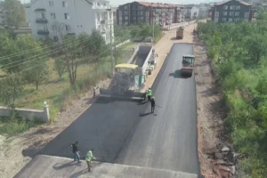 Kocaeli Büyükşehir Belediyesi'nin asfalt sezonunu açtığı ve yolları yenilediği çalışma alanından bir görünüm.