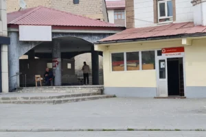 Ağrı Meydan Camii'nde ücretsiz şadırvanın musluklarının sökülmesi sonucu yaşanan mağduriyet.