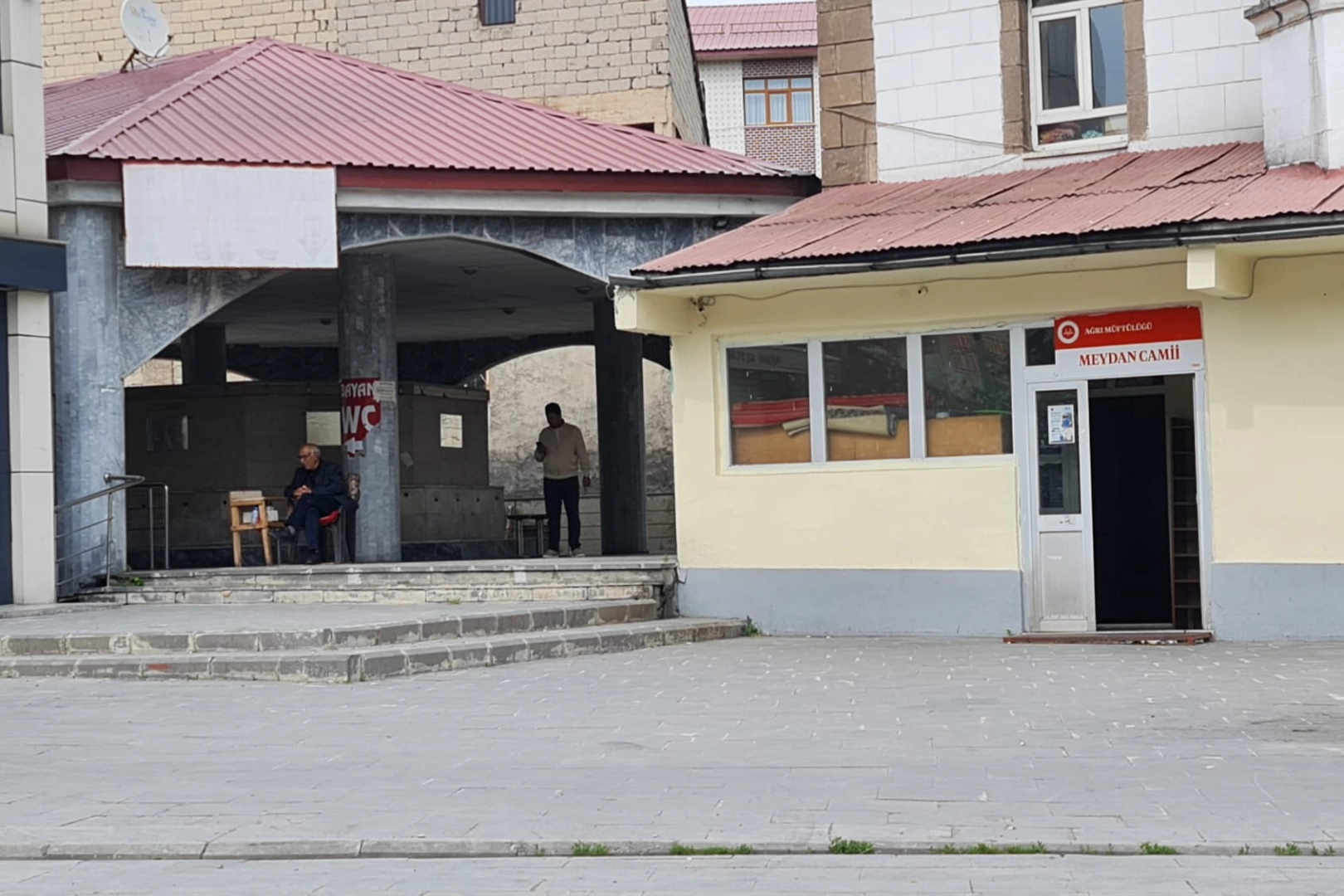 Ağrı Meydan Camii'nde ücretsiz şadırvanın musluklarının sökülmesi sonucu yaşanan mağduriyet.