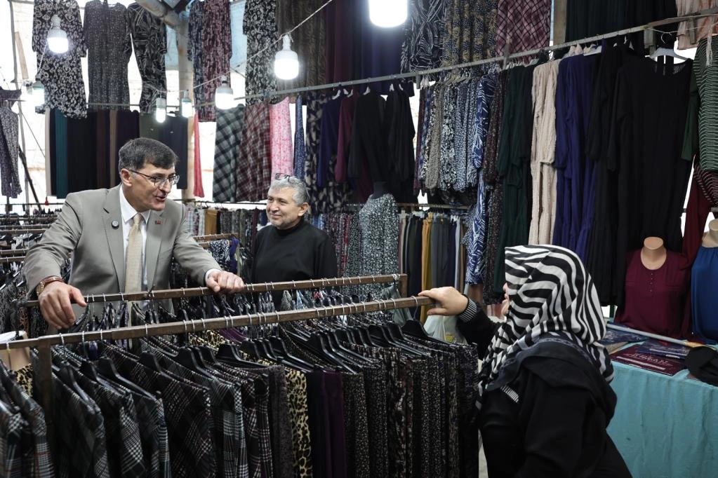 Kütahya Geleneksel Bayram Pazarı'nda yoğunluk ve Belediye Başkanı Eyüp Kahveci'nin esnaf ve vatandaşlarla buluşması