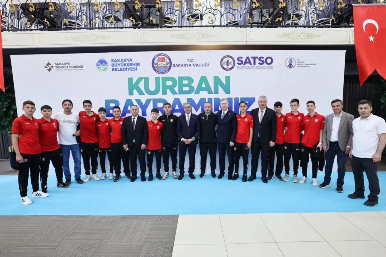 Sakarya Büyükşehir Belediye Başkanı Yusuf Alemdar Kurban Bayramı programında protokol ve vatandaşlarla bayramlaşıyor.