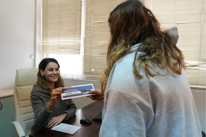 Denizli Büyükşehir Belediyesi'nin yeni doğan yardım programı kapsamında ailelere destek ödemesi yapılıyor.
