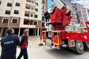 Kocaeli itfaiyesi ekibi, Besni itfaiye personeline 40 metre merdivenli itfaiye aracının kullanımı konusunda eğitim veriyor.