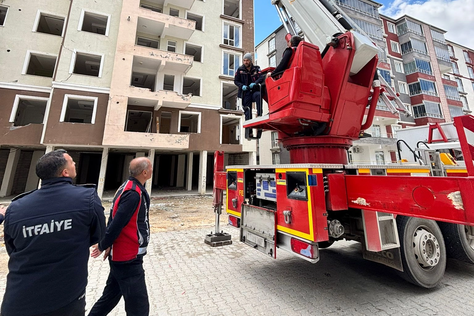 Kocaeli itfaiyesi ekibi, Besni itfaiye personeline 40 metre merdivenli itfaiye aracının kullanımı konusunda eğitim veriyor.