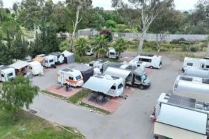 Konyaaltı Karavan Park'ta bayram tatili yoğunluğu, karavanlar