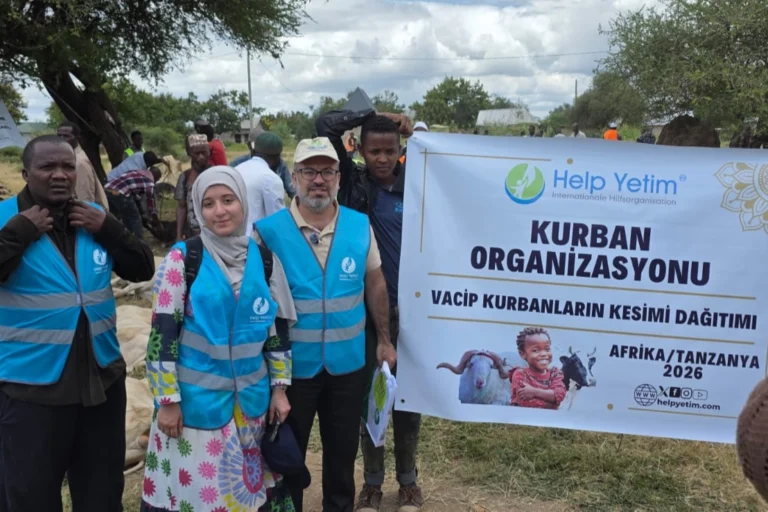 Afrika'da Kurban Bayramı'nda ihtiyaç sahiplerine yardım dağıtan Help Yetim gönüllüleri