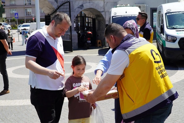 Balıkesir Büyükşehir Belediyesi bayramda toplu taşıma ve ikramlarla vatandaşların yanında