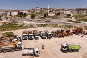 Gaziantep Büyükşehir Belediyesi ekipleri tarafından boş arazilerde yabani ot ve atık temizliği yapılıyor.
