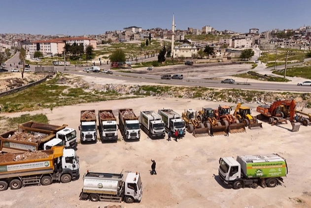 Gaziantep Büyükşehir Belediyesi ekipleri tarafından boş arazilerde yabani ot ve atık temizliği yapılıyor.