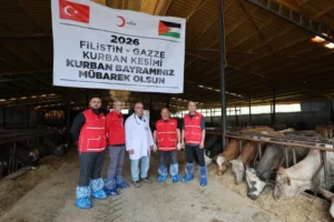 Türk Kızılayı vekaletle kurban kesimi kampanyası kapsamında kurban kesimi yapılıyor, Gazze'ye konserve et gönderiliyor.