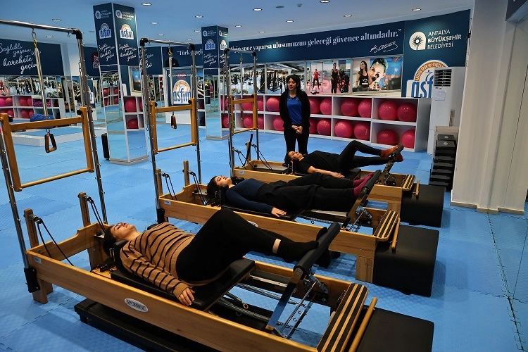 ASFİM Korkuteli merkezinde spor yapan vatandaşlar ve çocuklar