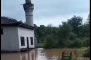 Bilecik Pazaryeri'nde sağanak yağış sonrası sular altında kalan köy yolu