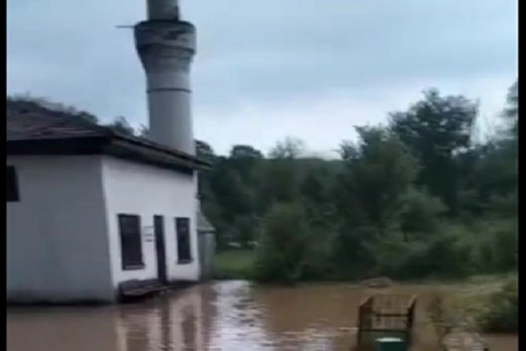 Bilecik Pazaryeri'nde sağanak yağış sonrası sular altında kalan köy yolu