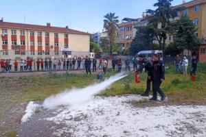 Kocaeli emniyet personeli, Kocaeli İtfaiyesi tarafından verilen afet ve yangın eğitimlerine katılıyor.