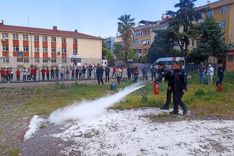 Kocaeli emniyet personeli, Kocaeli İtfaiyesi tarafından verilen afet ve yangın eğitimlerine katılıyor.