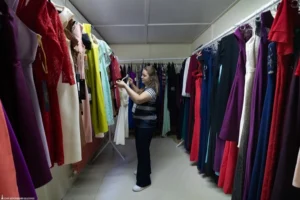 İzmir Büyükşehir Belediyesi'nin mezuniyet kıyafeti desteği sağladığı öğrencilerin sevinci