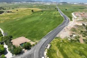 Kahramanmaraş'ta yenilenen grup yolu üzerinde araçlar seyrediyor