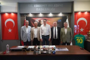 Edremit Belediye Başkanı Mehmet Ertaş, Kurban Bayramı programında vatandaşlarla bayramlaşıyor.