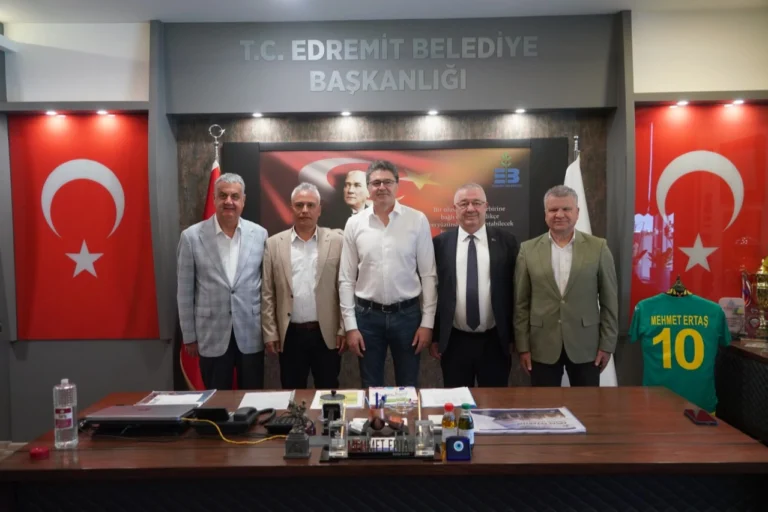 Edremit Belediye Başkanı Mehmet Ertaş, Kurban Bayramı programında vatandaşlarla bayramlaşıyor.
