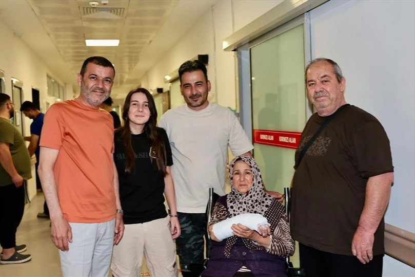 Denizli Büyükşehir Belediye Başkanı Bülent Nuri Çavuşoğlu, bayramda görev yapan personeli ve hastaları ziyaret ediyor.