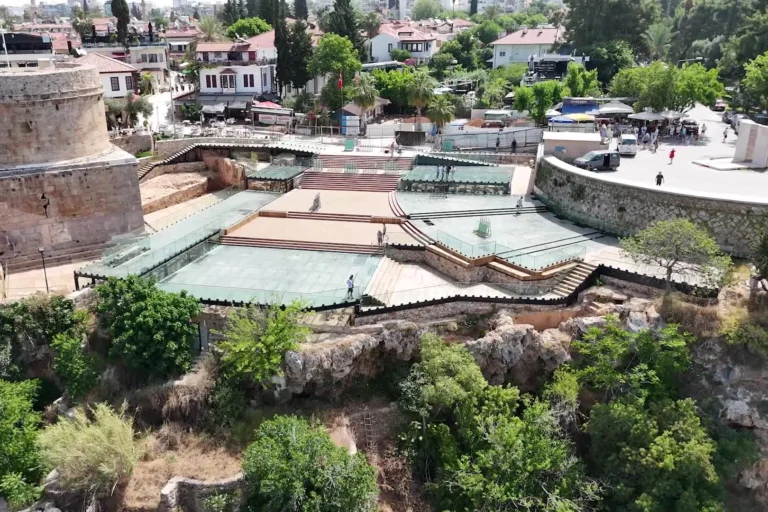Antalya Fashion Week 2026'da tarihi Hıdırlık Kulesi'nde Cihan Nacar'ın defilesi gerçekleşecek.