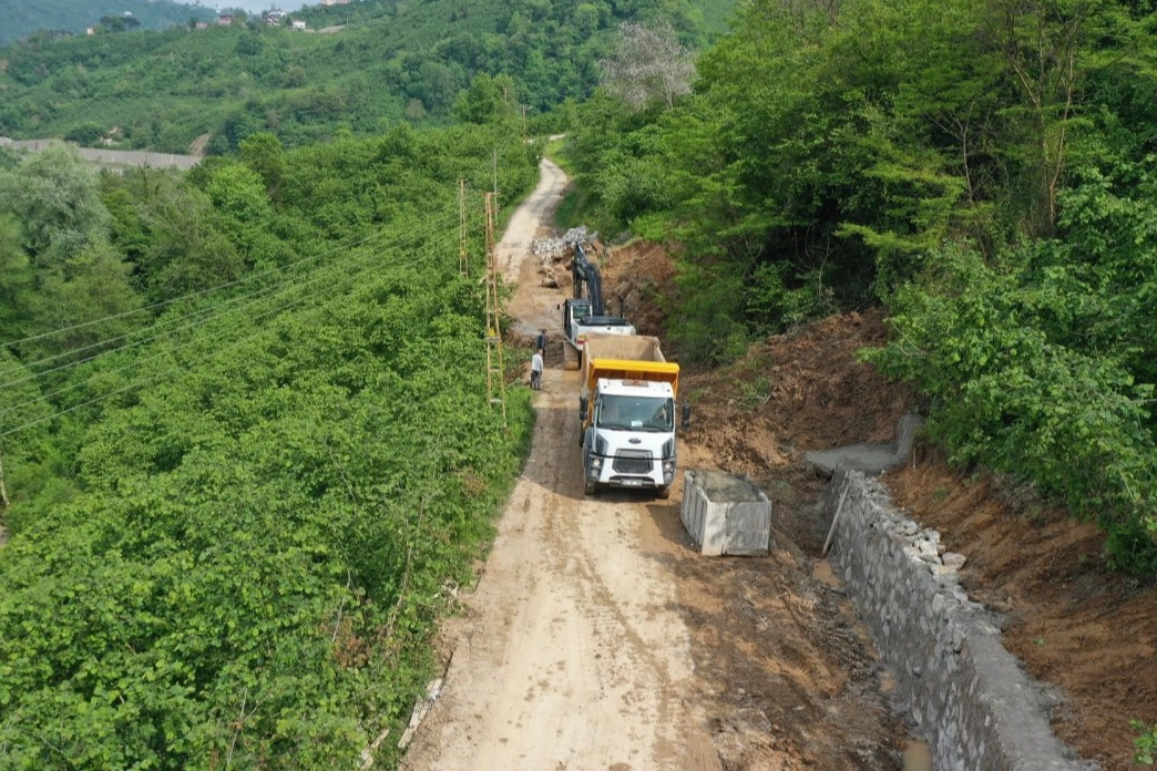 Ordu'nun Kovancı Mahallesi'nde yol güvenliğini artırmak için yapılan taş duvar çalışması