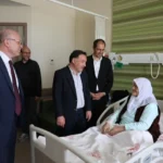 Kayseri Valisi Gökmen Çiçek, Kurban Bayramı'nda hastanede tedavi gören vatandaşları ziyaret ediyor.