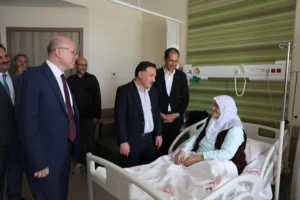 Kayseri Valisi Gökmen Çiçek, Kurban Bayramı'nda hastanede tedavi gören vatandaşları ziyaret ediyor.
