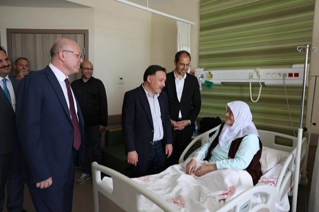 Kayseri Valisi Gökmen Çiçek, Kurban Bayramı'nda hastanede tedavi gören vatandaşları ziyaret ediyor.