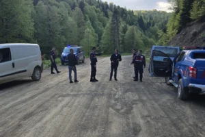 Düzce'de yaylada bulunan cesetle ilgili cinayet zanlısının yakalanmasıyla ilgili haber görseli.