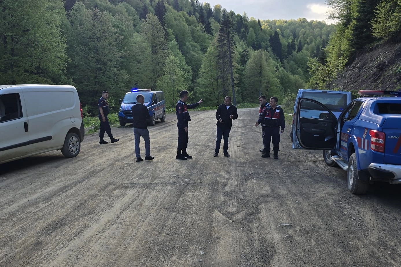Düzce'de yaylada bulunan cesetle ilgili cinayet zanlısının yakalanmasıyla ilgili haber görseli.