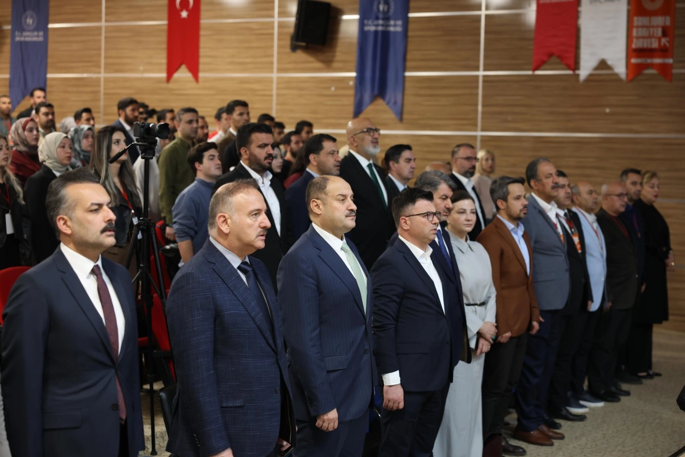 Şanlıurfa'da düzenlenen Gençlik ve İstihdam Kariyer Zirvesi'nde konuşmacılar ve katılımcılar