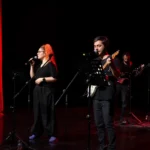 Mersin'de LGS'ye hazırlanan öğrenciler, Büyükşehir Belediyesi'nin düzenlediği konserde müzik eşliğinde stres atıyor.