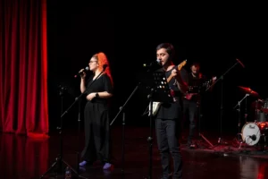 Mersin'de LGS'ye hazırlanan öğrenciler, Büyükşehir Belediyesi'nin düzenlediği konserde müzik eşliğinde stres atıyor.